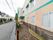 建物の一階部分は淡いオレンジ色で、二階部分からはアイボリーホワイトの外壁になっている。浅葱色のアクセントがさわやかなデザインである。