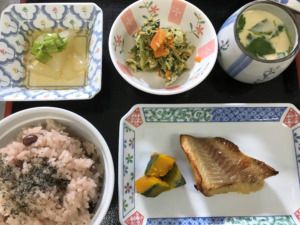 赤飯と焼き魚とかぼちゃの煮物、茶碗蒸しが付いたメニュー
