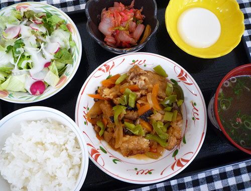 サラダとご飯と吸い物が付いたメニュー