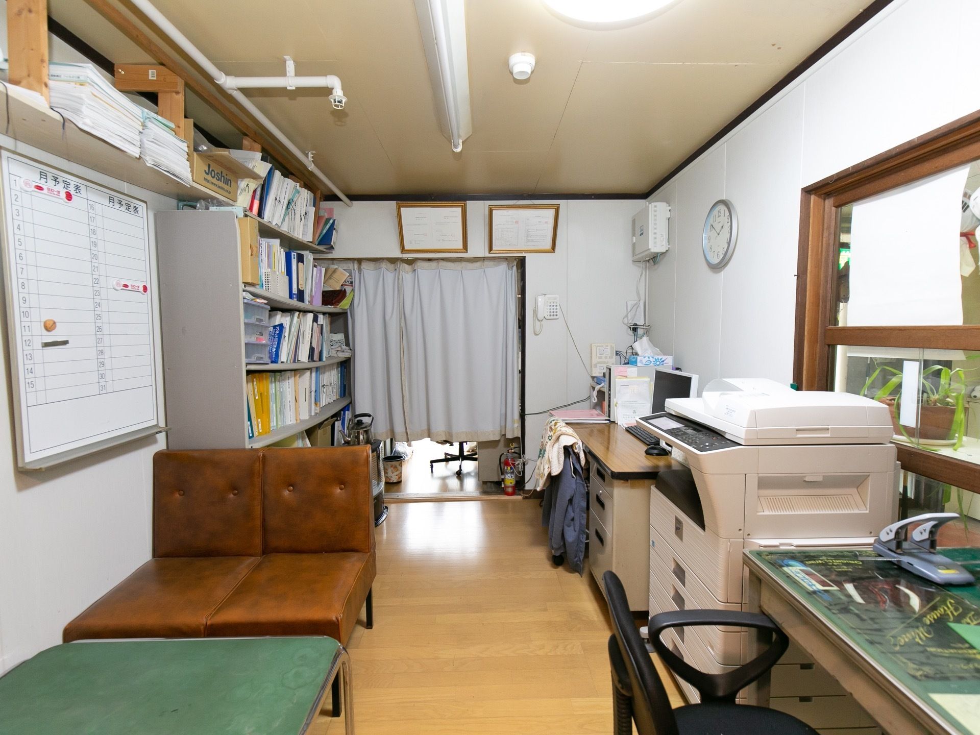 スタッフルームは広々としておりソファやコピー機なども置かれている。書類は棚にしまっており、きれいに整頓されている。