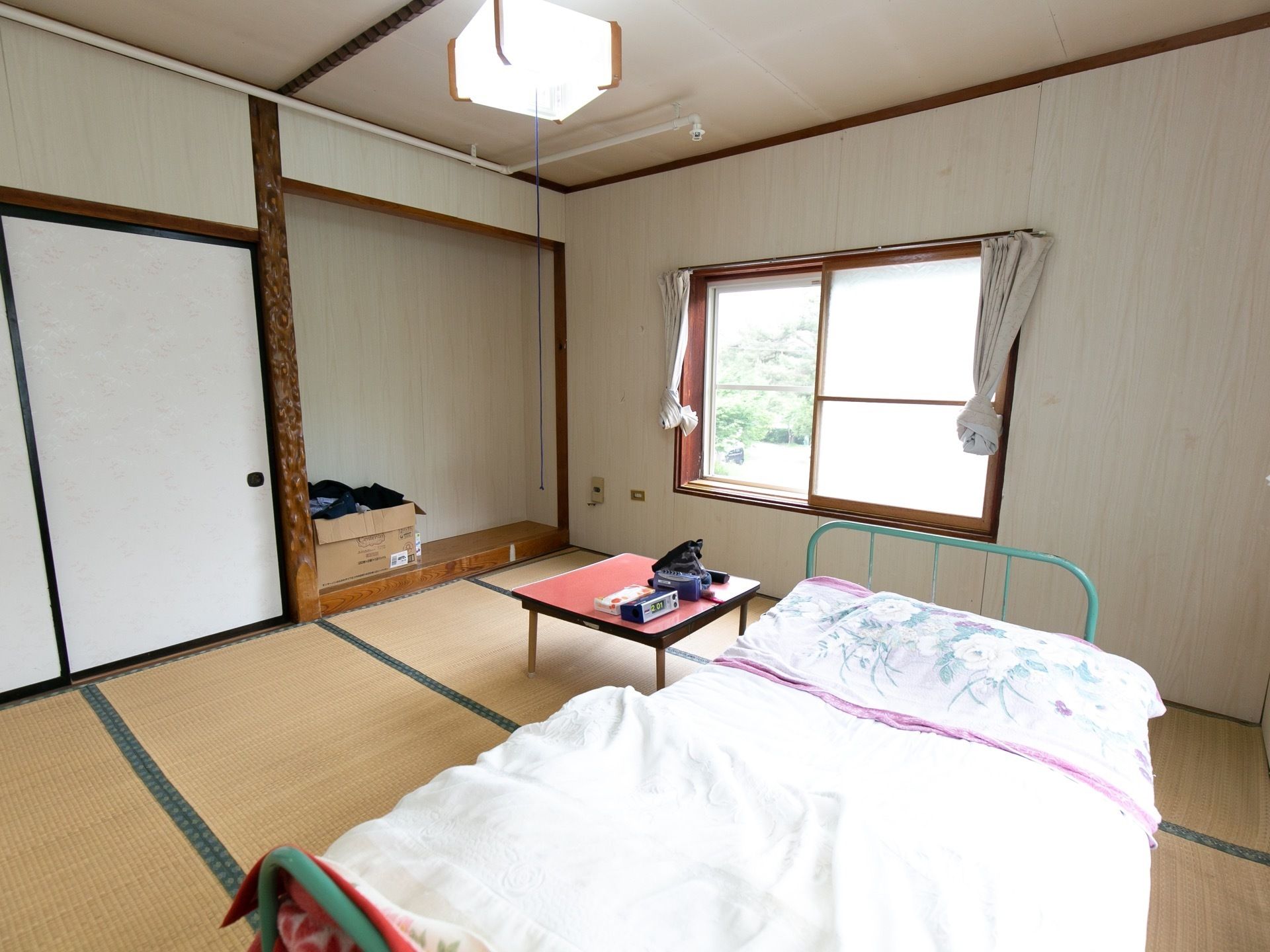 窓が設置された居室になっており、外の景色を楽しむことができるスペースである。ベッドが設置されており、ゆっくり眠ることができる。