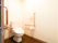 トイレのドアは引き戸タイプで、開け閉めしやすい。便座の近くには手すりが数か所設置されている。呼び出しボタンもついている。