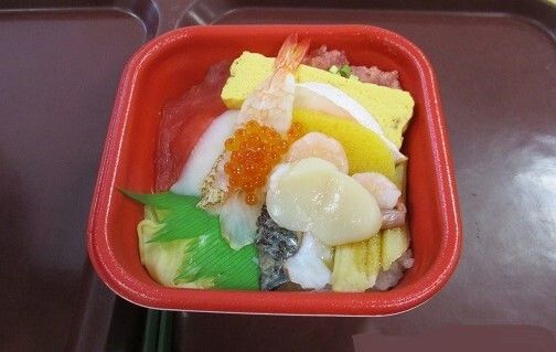 海老やほたてやいくらをトッピングした海鮮丼