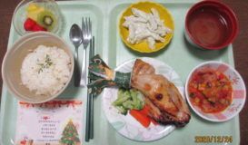 ローストチキンとミネストローネとマカロニサラダ、苺やキウイフルーツのデザートが付いたメニュー