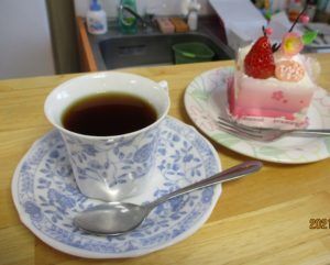 ショートケーキとカップに注がれたコーヒー