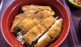 ご飯とカツの間にキャベツを敷いたかつ丼