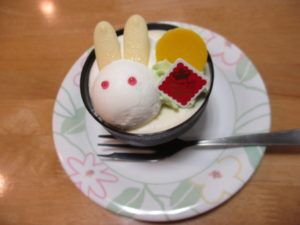 バニラアイスとビスケットで作ったうさぎ