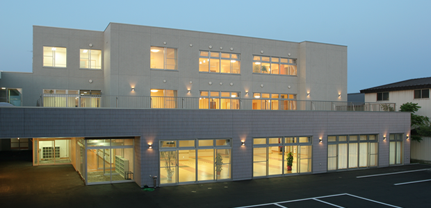 夕暮れ時の明るい建物外観