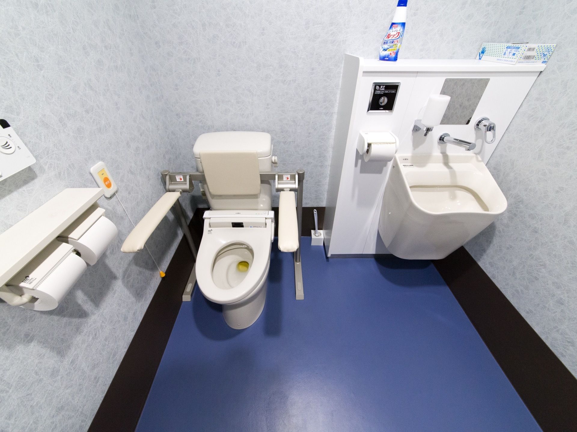 トイレには、水洗の洋式トイレとオストメイト専用トイレが設置されている。便器の両脇には可動式の手すりがつけられ、壁には緊急時のボタンがある。