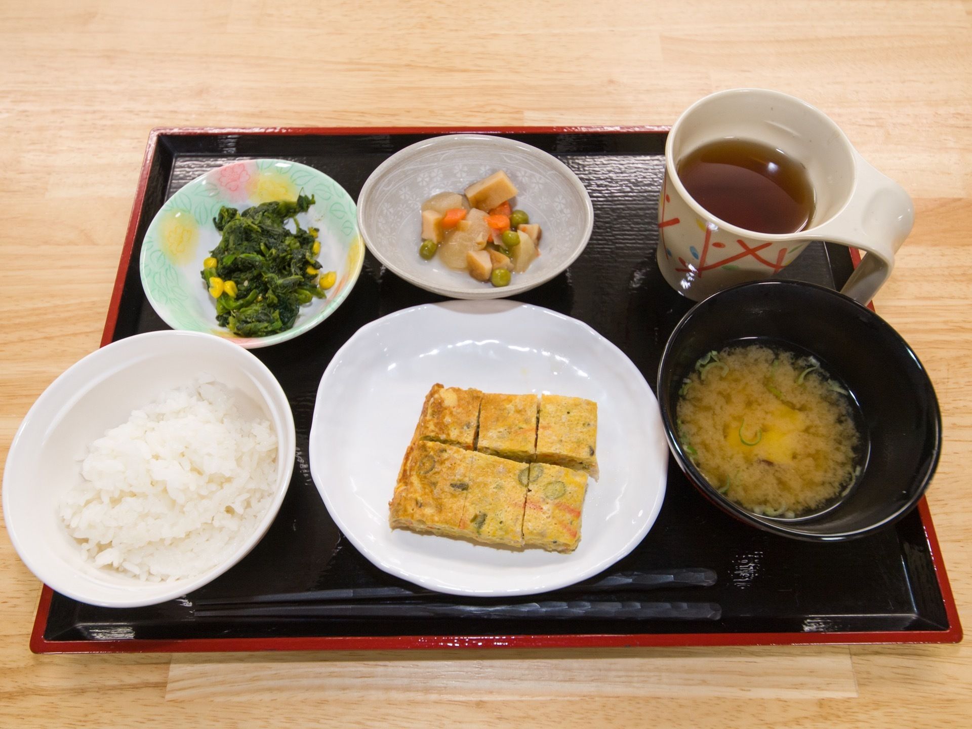 施設で提供される食事の一例。主食、主菜、副菜、汁物が用意され、色合いや栄養のバランスを考えたメニューが提供される。