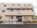 施設入り口周辺の外観の様子。3階建ての建物でレンガ調の外壁である。入り口には、施設名が書かれた看板やキャンバスが設置されている。
