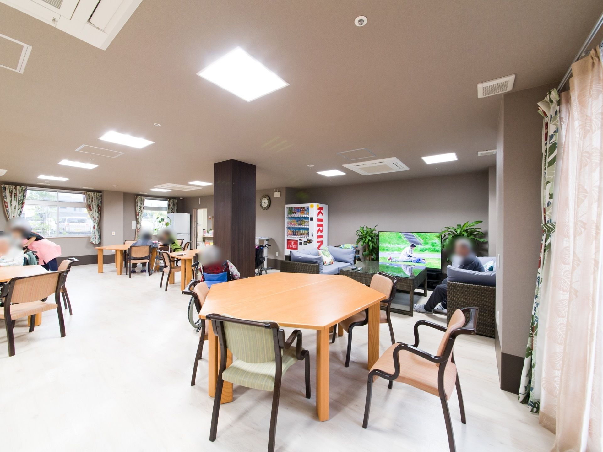 居室は、床面がフローリングで、壁は白を基調としている。壁にナースコールが繋がれている。エアコンと洗面台がある。
