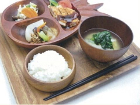 栄養バランスを考えて作られた肉や野菜などを使ったおかずとご飯、汁物が並ぶ食事