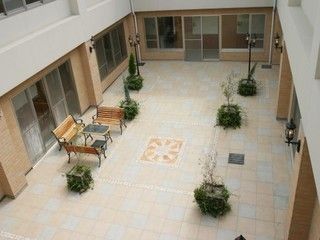 四方から出入りができるテラスは吹き抜けで開放感があり、明るい光を感じながらベンチでくつろいでいただける。