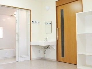 引き戸を開けると広々とした脱衣所、そして清潔感のある浴室があり、快適な入浴時間をお楽しみいただける。