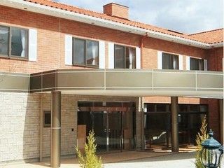 南国のリゾートホテル風の外観は、玄関ホールが大きく豪華な雰囲気となっている。建物は２階建てとなっている。