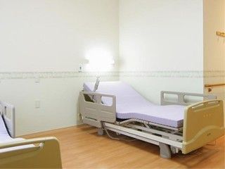 ２人部屋でも快適に過ごせるよう、ベッドの頭上部分に照明がある。壁紙は白色なので、明るい空間を引き立ててくれている。