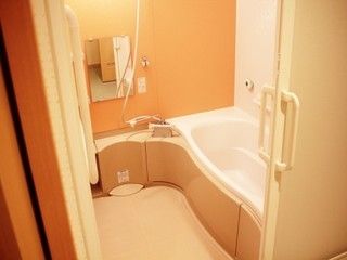 ご自宅にあるようなユニットバスで、ゆったりと湯船に浸かることができる。浴室にも手すりを付けているので安心である。