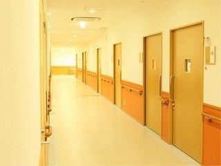 車椅子をご利用の方でも、幅の広い廊下なので快適に移動できる。また、手すりを設置し安全に配慮している。