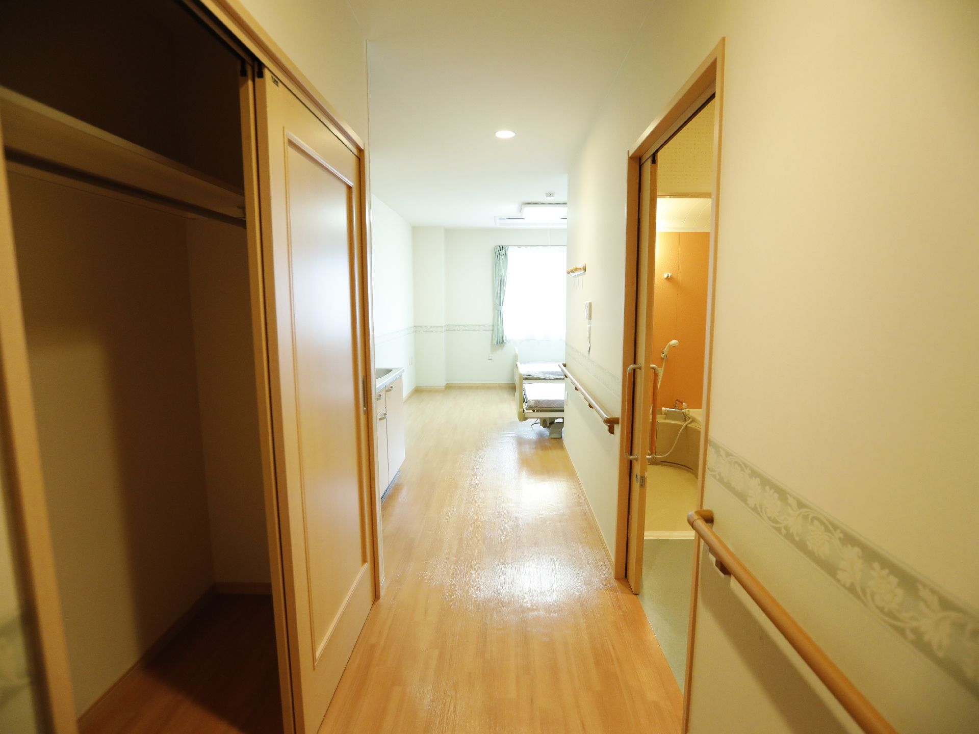 安全のため、壁には手すりが設置されている。大きなクローゼットがある。お部屋には浴室があり、便利に利用できる。段差のない床となっている。