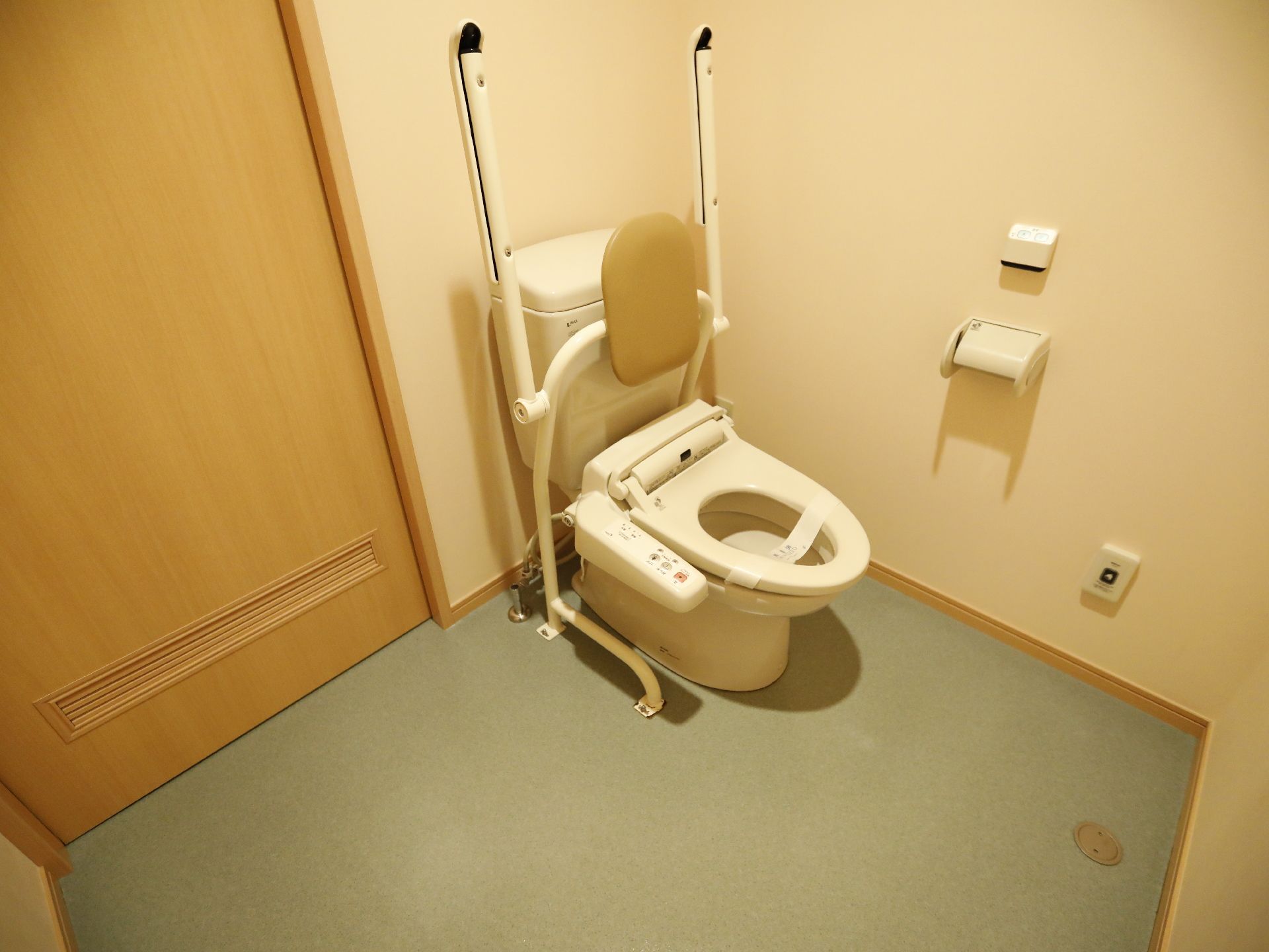手すりがあり、安心して利用できる。温水洗浄便座である。安全のためフラットな床となっており、転倒防止になっている。