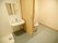 洗濯機パンがある。洗面所やトイレが設置されている。トイレの扉はスライド式なので利用しやすいつくりとなっている。