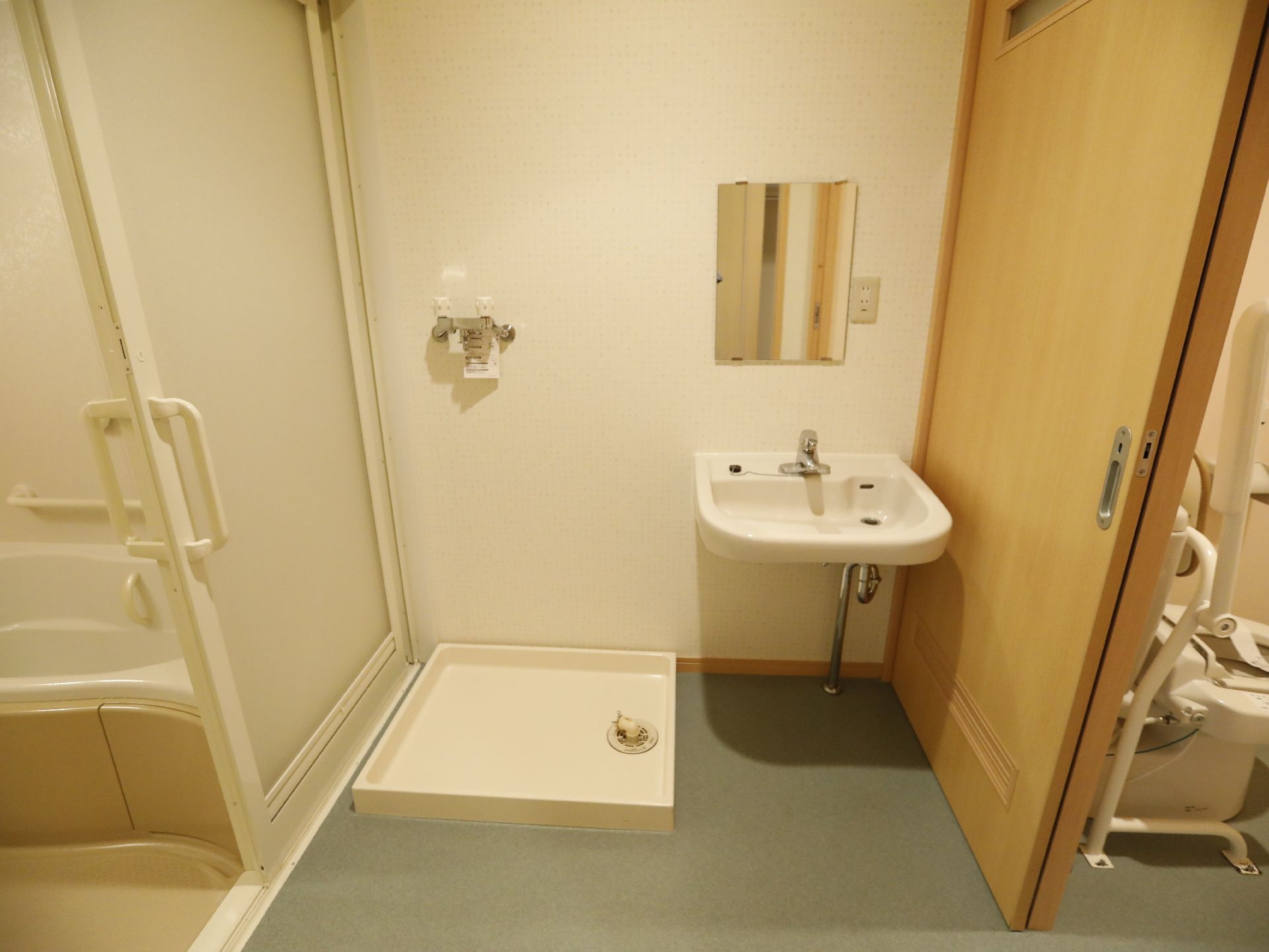 浴室、洗面所、トイレが設置されている。洗濯機を置くこともできるのでとても便利である。水回りが一箇所にあり、とても便利である。