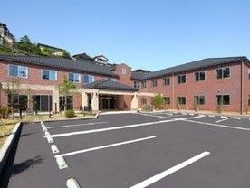 建物の傍には、樹木を植え癒しの空間を設けている。敷地内には、広々とした駐車スペースを確保しているので、お気軽に車で来訪していただける。