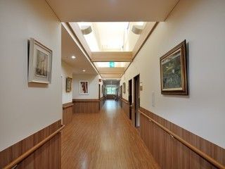 白と木目を基調とした廊下スペースである。天井は吹き抜けになり、所々の壁には絵画が飾られ、まるで美術館のようなお洒落な雰囲気の空間である。