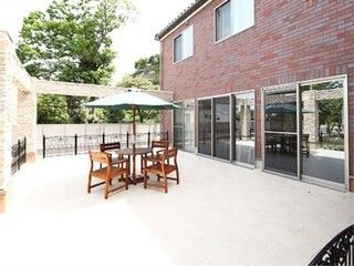 テラスにはパラソルのついたテーブル、木製の椅子が置かれている。天気の良い日は日光を浴びてくつろげる。