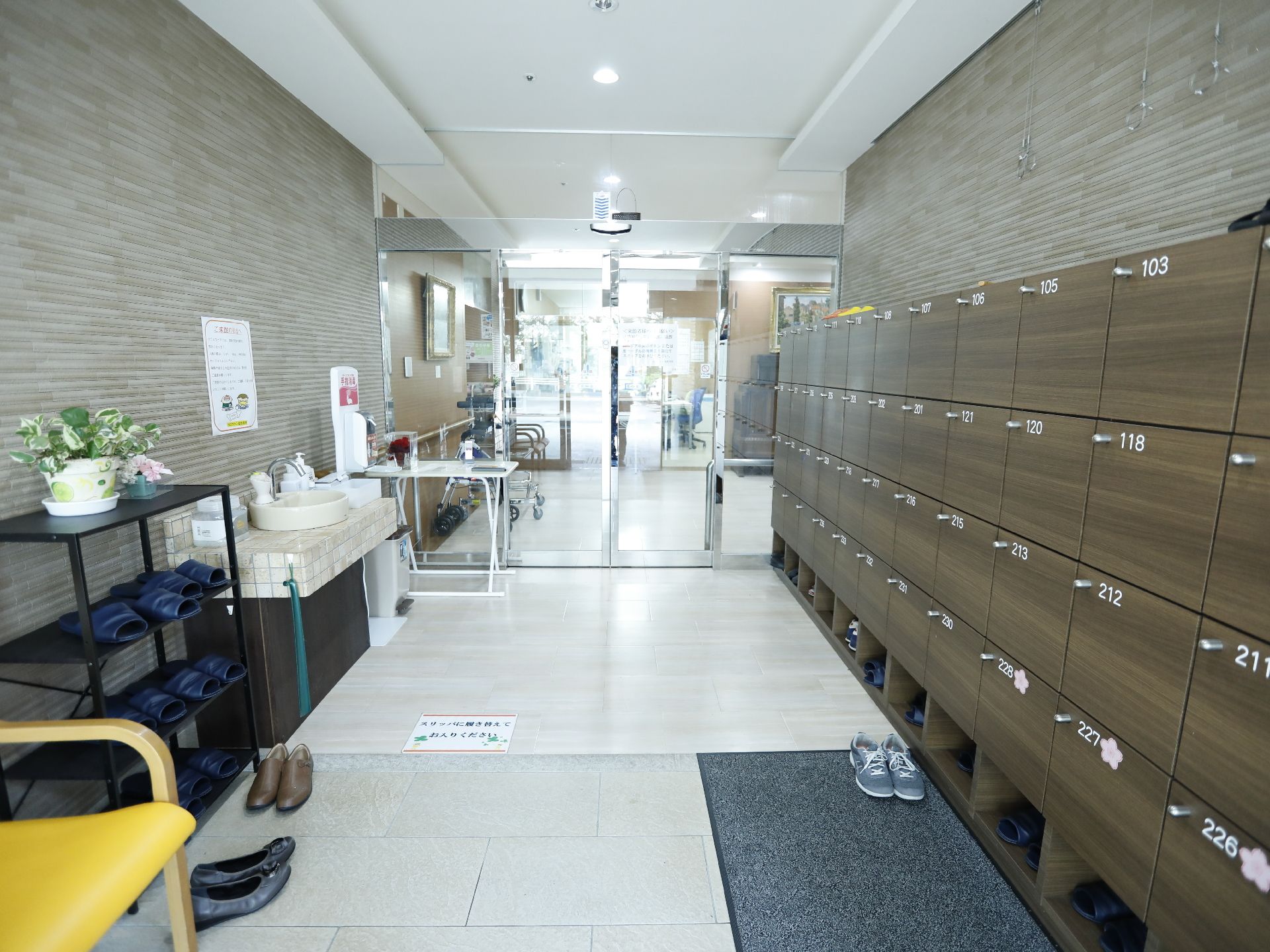 玄関は二重になっている。土間に洗面台が設けてある。上がり框との段差はなく、スリッパが置いてある。車椅子でも楽に入室できる。