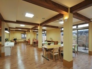 広く明るい食堂の天井には焦げ茶色に塗装された梁が設置されており、デザイン性が高く落ち着いた空間となっている。