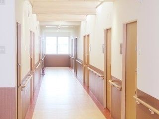 共用廊下の全ての壁の要所には木製の手すりが設置されているため、入居者様は安全に通行することが可能である。