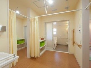 カーテンで仕切ることのできる複数の脱衣所とそれぞれその奥にある浴室