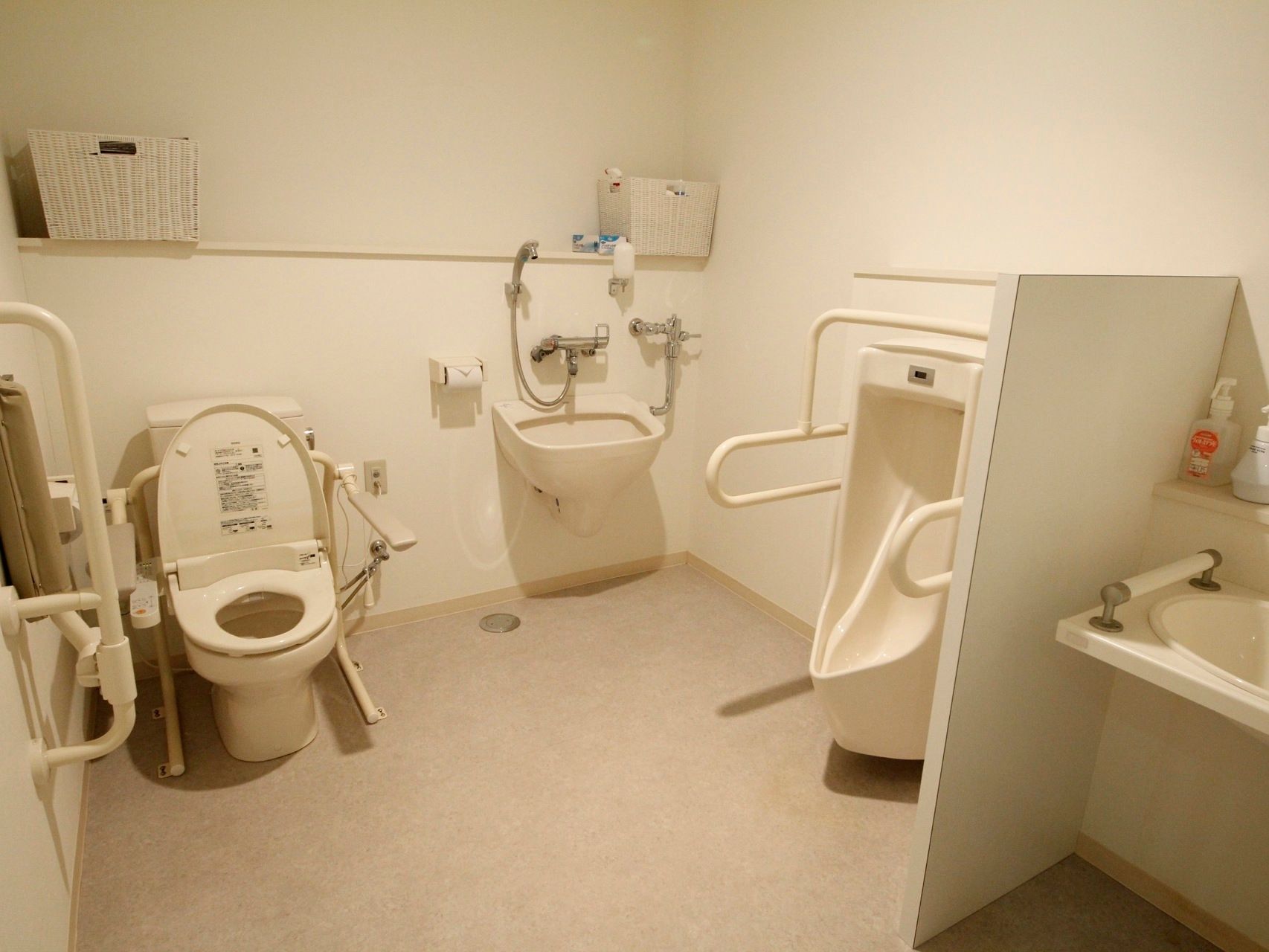 施設内には多機能型のトイレが設けられており、洋式便器、小便器の他、オストメイト対応の洗い台や洗面台が設置されている。