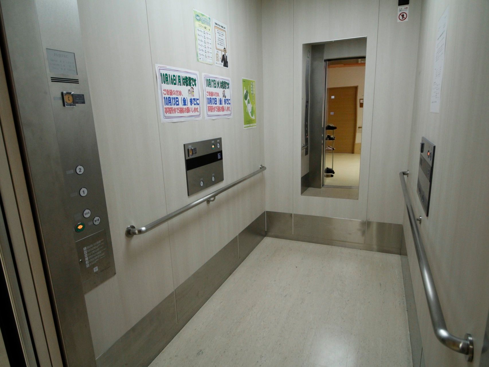 エレベーターの内部は広々としたスペースがあり、壁にはがっしりとした手すりが設置されているので、安心して利用できる。