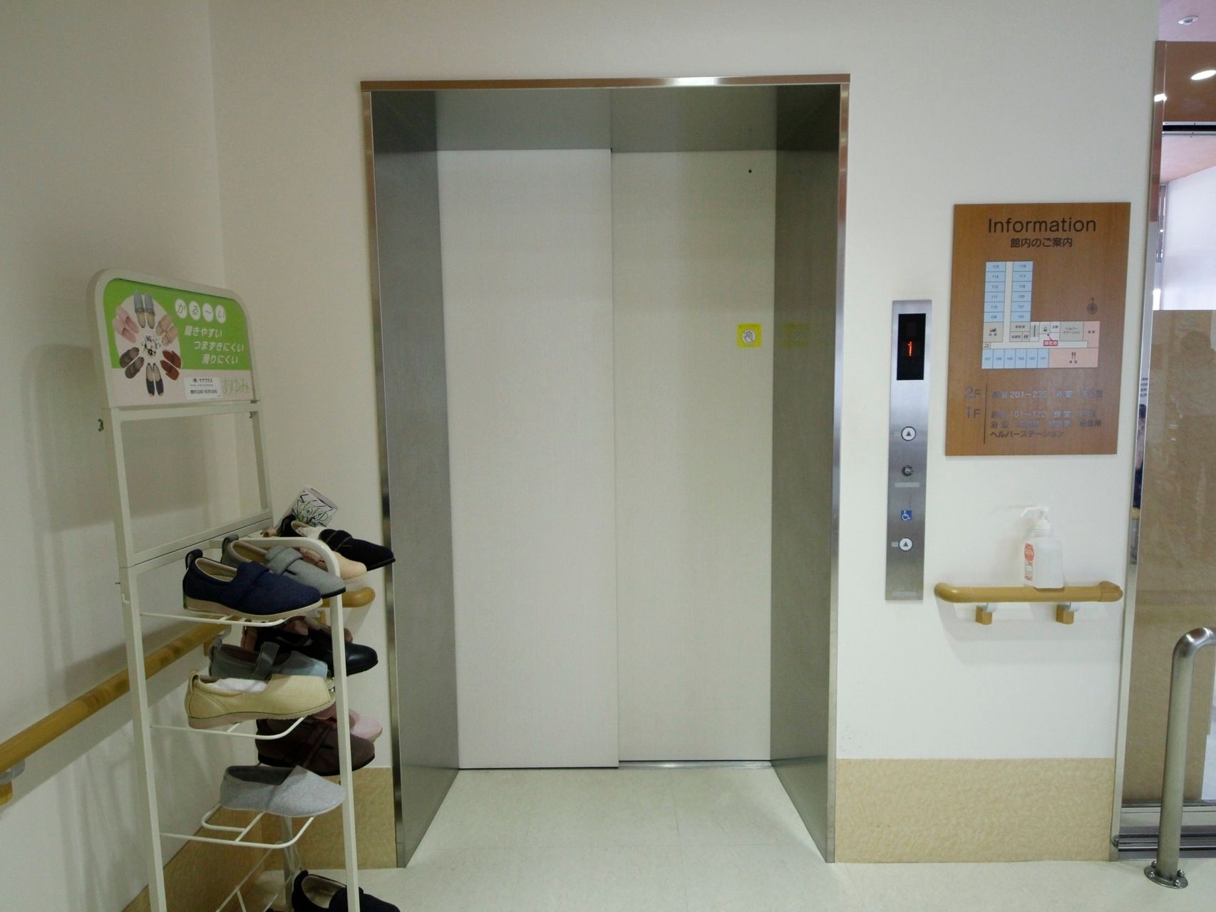 玄関の横に設置されているエレベーターの扉の幅は広く、乗り降りもスムーズにできる。ホールには履きやすい靴の見本が置かれている。
