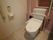 ピンクとベージュのコントラストがおしゃれな雰囲気のトイレには、手すりが壁や便器周りにも設置されている。