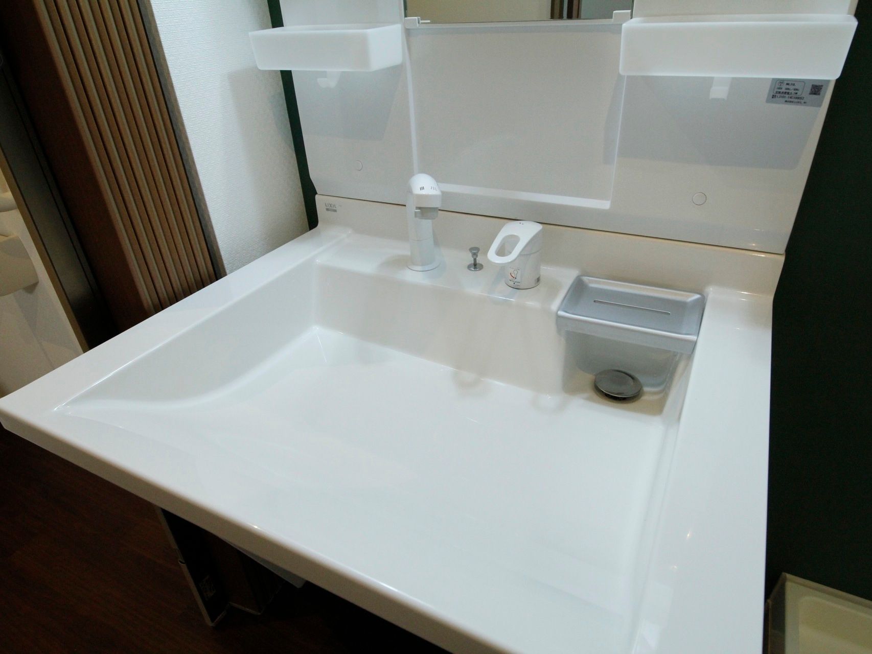 トイレと同じ室内に設置されている洗面台。スペースを最大限活用できるよう水を受けるところは四角いデザインになっている。