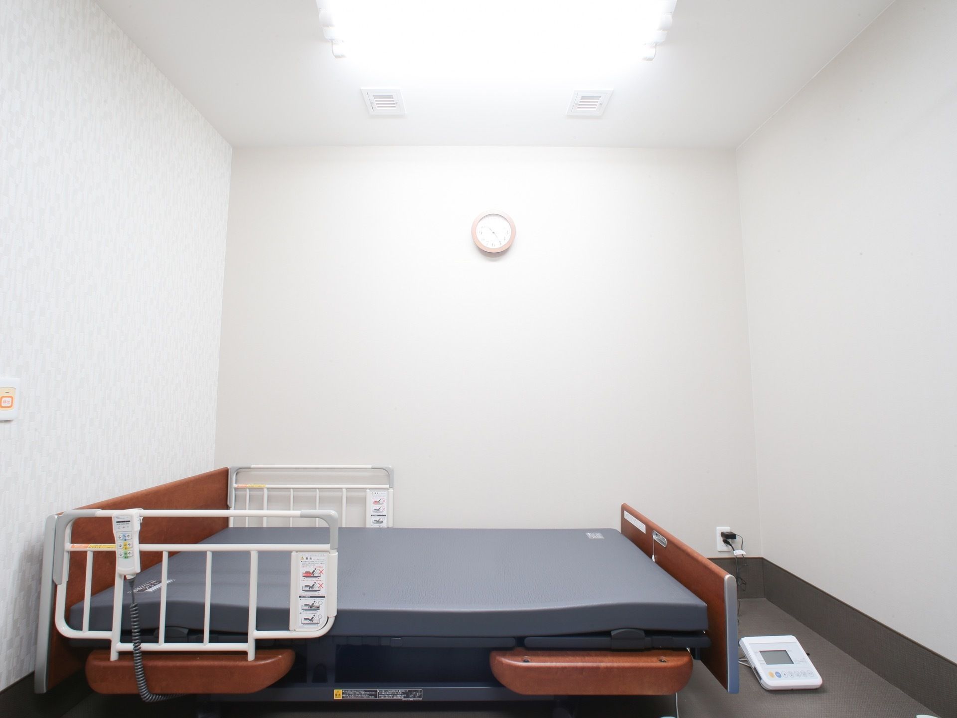 両側に柵が取り付けられた介護ベッドの置いてあるお部屋