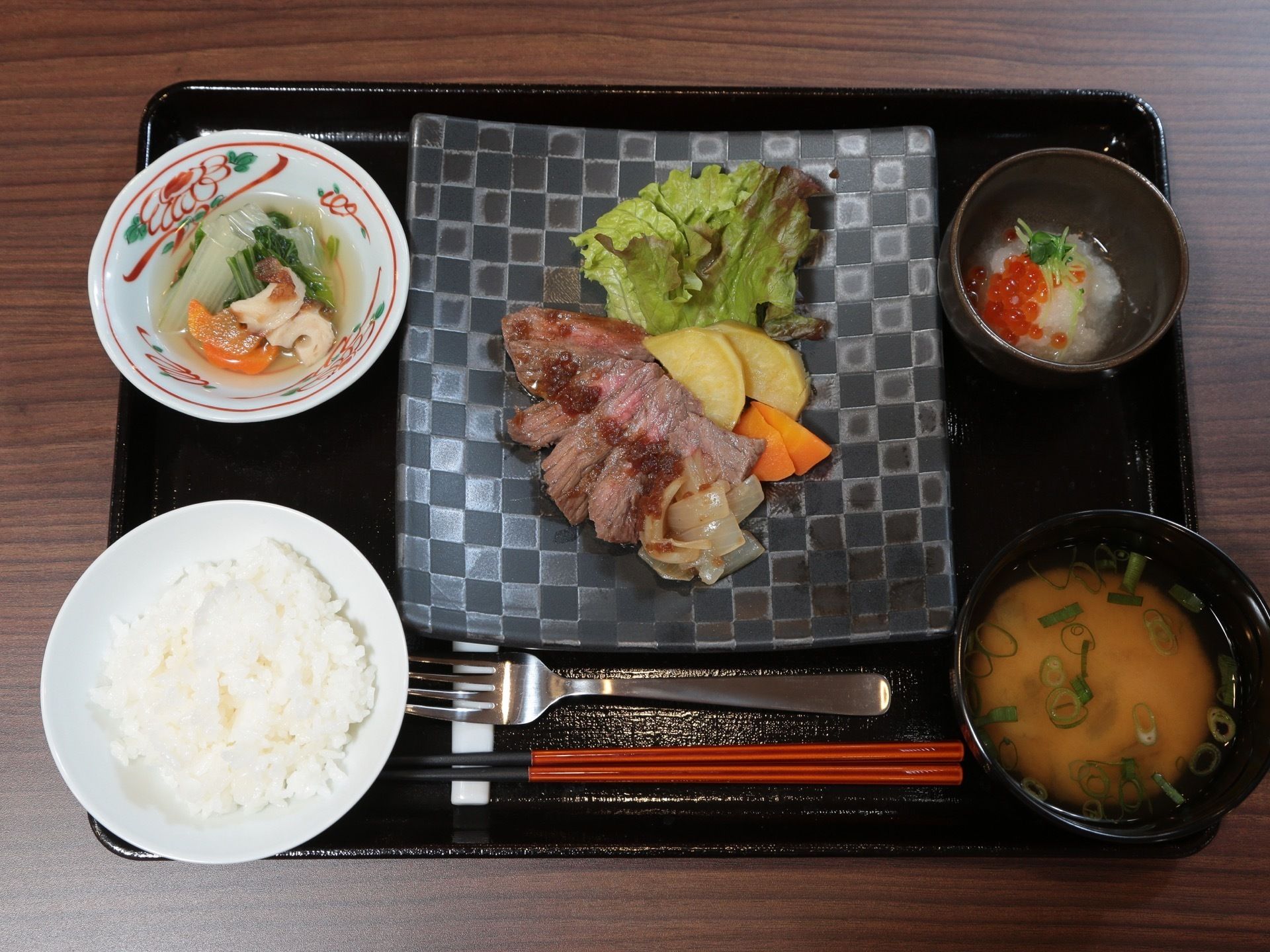 肉や野菜などの様々な食材をバランス良く使った、彩りの良い料理