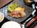 肉料理や副菜、汁物などの料理が彩りよく器に盛られ並んでいる施設の食事