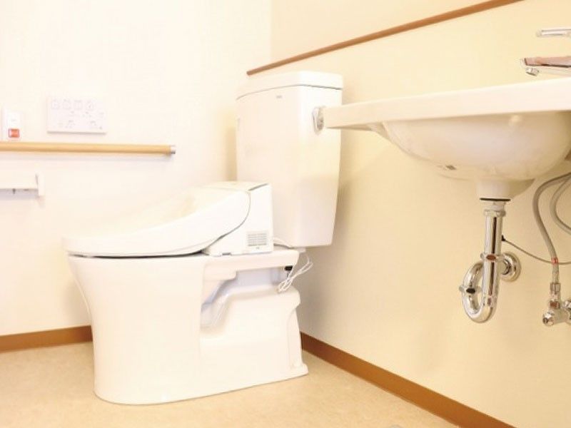 温水洗浄便座が備わった洋式トイレであり、冬の寒い日でも安心して利用ができる。手すりもあるため、身体への配慮もされている。