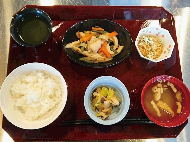 小鉢も充実した彩り豊かな食事のメニューである。毎日の三食が充実したものとなるような心づかいがされている。