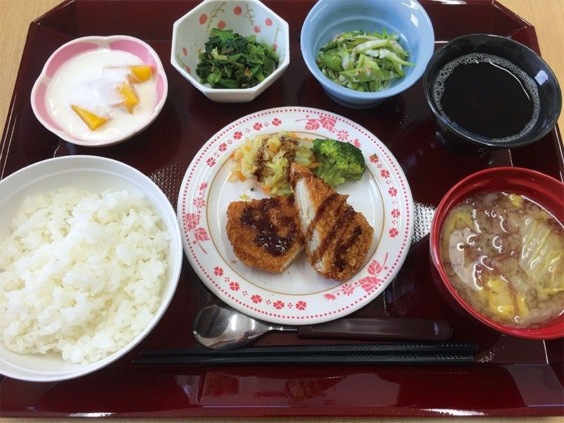 多品目の食材を使った数種類のおかずと、ご飯や汁物、デザートがついた食事