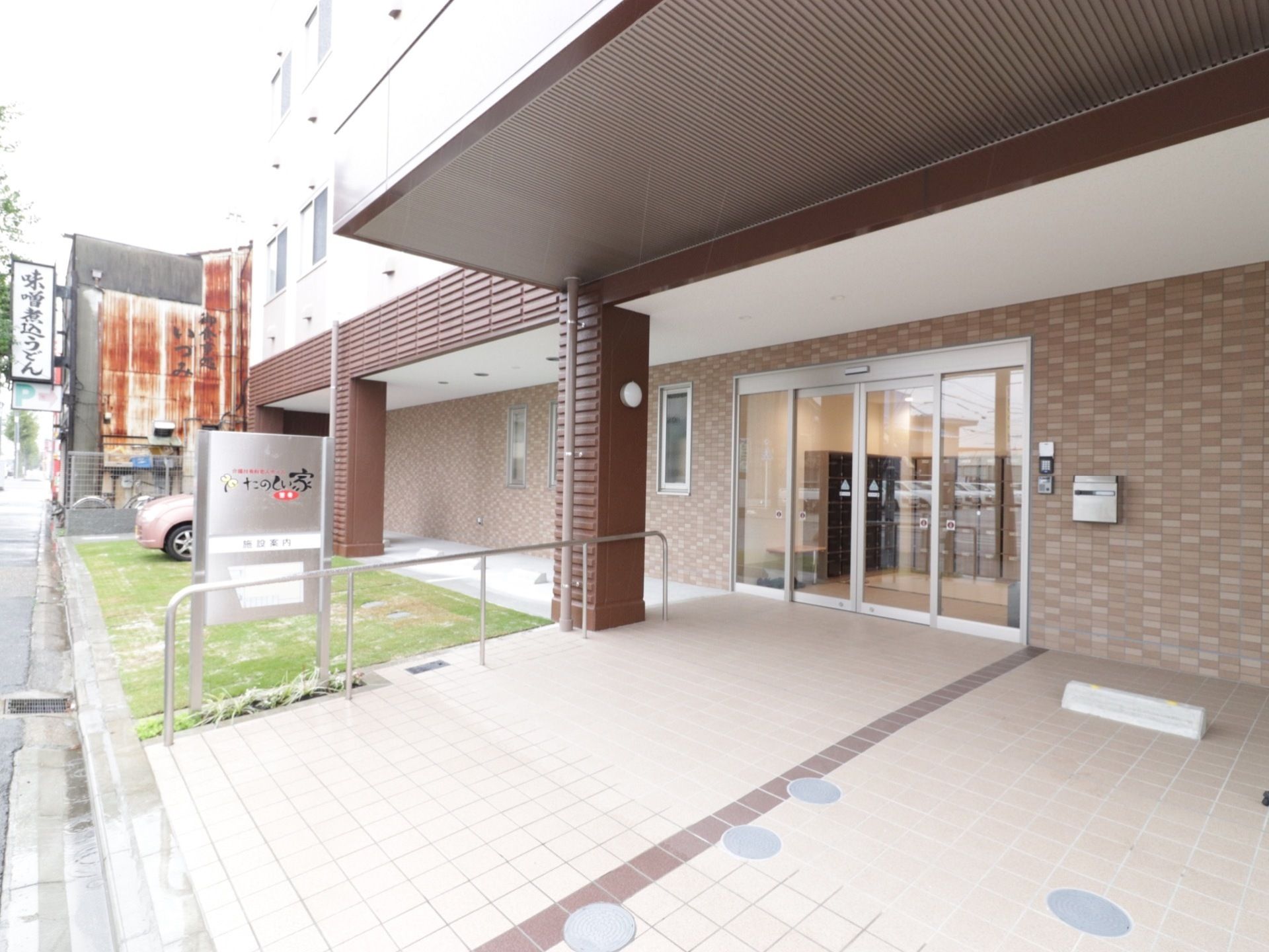 プレザンメゾン笠寺の外観である。足にハンデのある入居者でも段差が少ないので楽に移動できる。