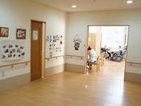 施設内の壁には、さまざまな飾り付けが施されている。壁には十分に手すりが設置され、安全が確保されている。