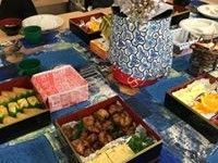さまざまな種類の料理が並べられている。栄養バランスが考えられており、色も豊富で、見た目にもきれいである。
