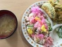 ピンク、黄、緑、白と、見た目にも鮮やかできれいな料理が皿に盛り付けられており、味噌汁も付けられている。