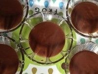 ガラスの器にワインカラーのスイーツが入っている。味はもちろん、見た目にもこだわって、楽しみにしていただけるように工夫している。